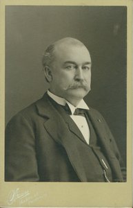 Retrato de busto de Horatio D. Wood con traje, chaleco y pajarita, girado a la derecha de St. Louis Strauss